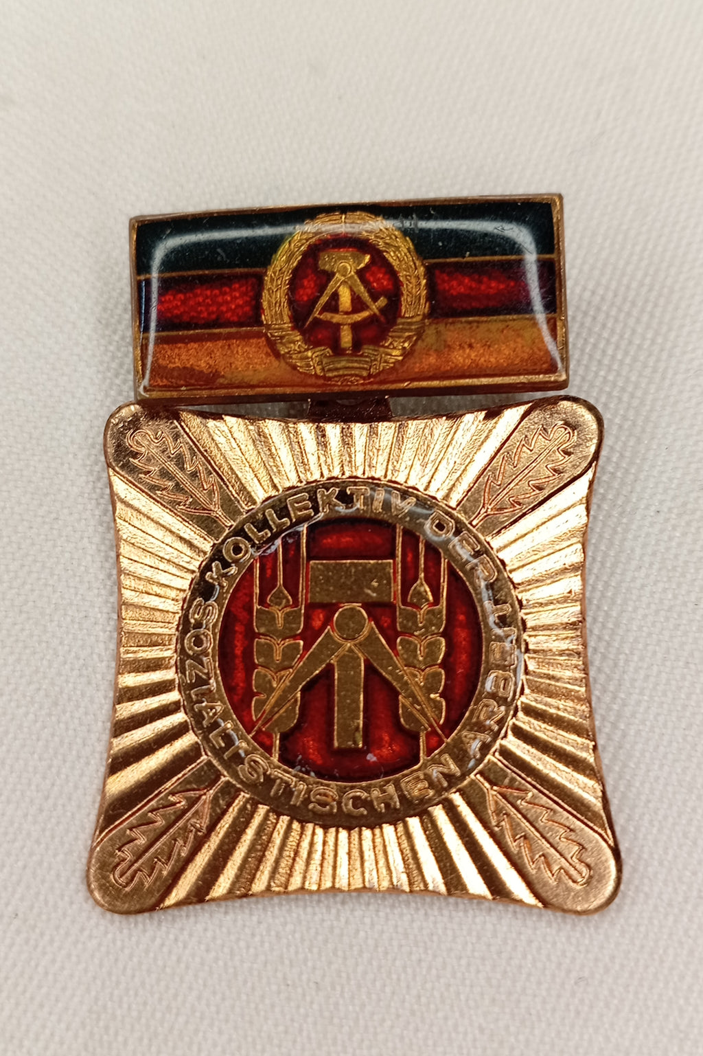 DDR Auszeichnung im Etui: "Kollektiv der sozialistischen Arbeit" – Orden mit Spange & Box