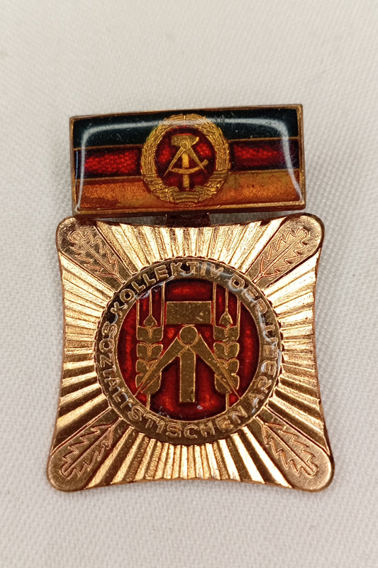 DDR Auszeichnung im Etui: "Kollektiv der sozialistischen Arbeit" – Orden mit Spange & Box