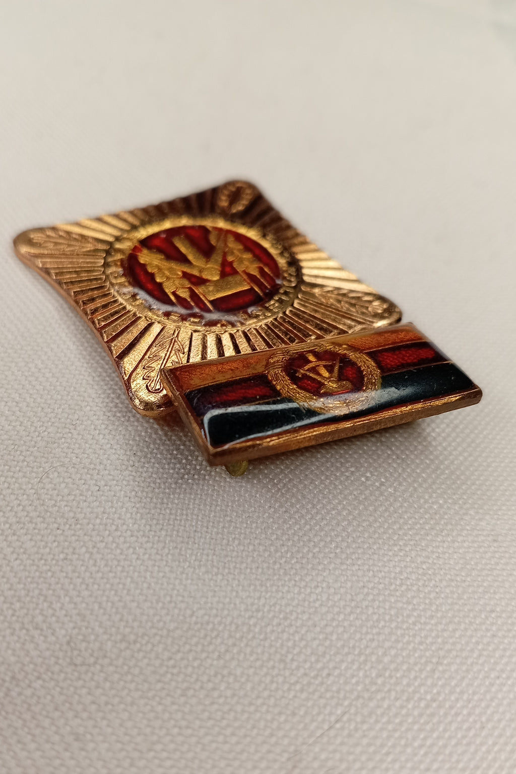 DDR Auszeichnung im Etui: "Kollektiv der sozialistischen Arbeit" – Orden mit Spange & Box