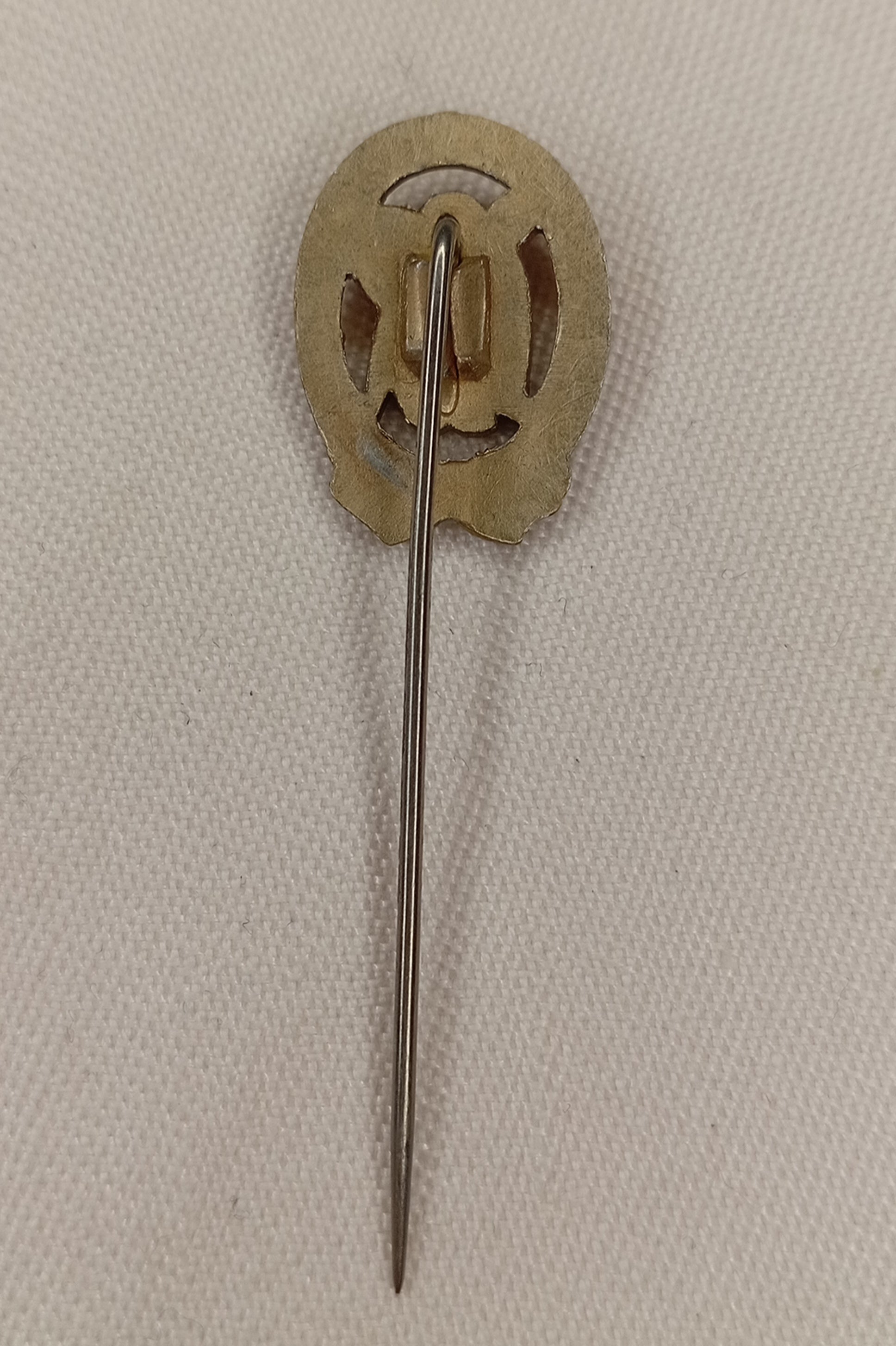 DDR Sportabzeichen Nadel: "Bereit zur Arbeit und zur Verteidigung der Heimat" – Stufe Bronze