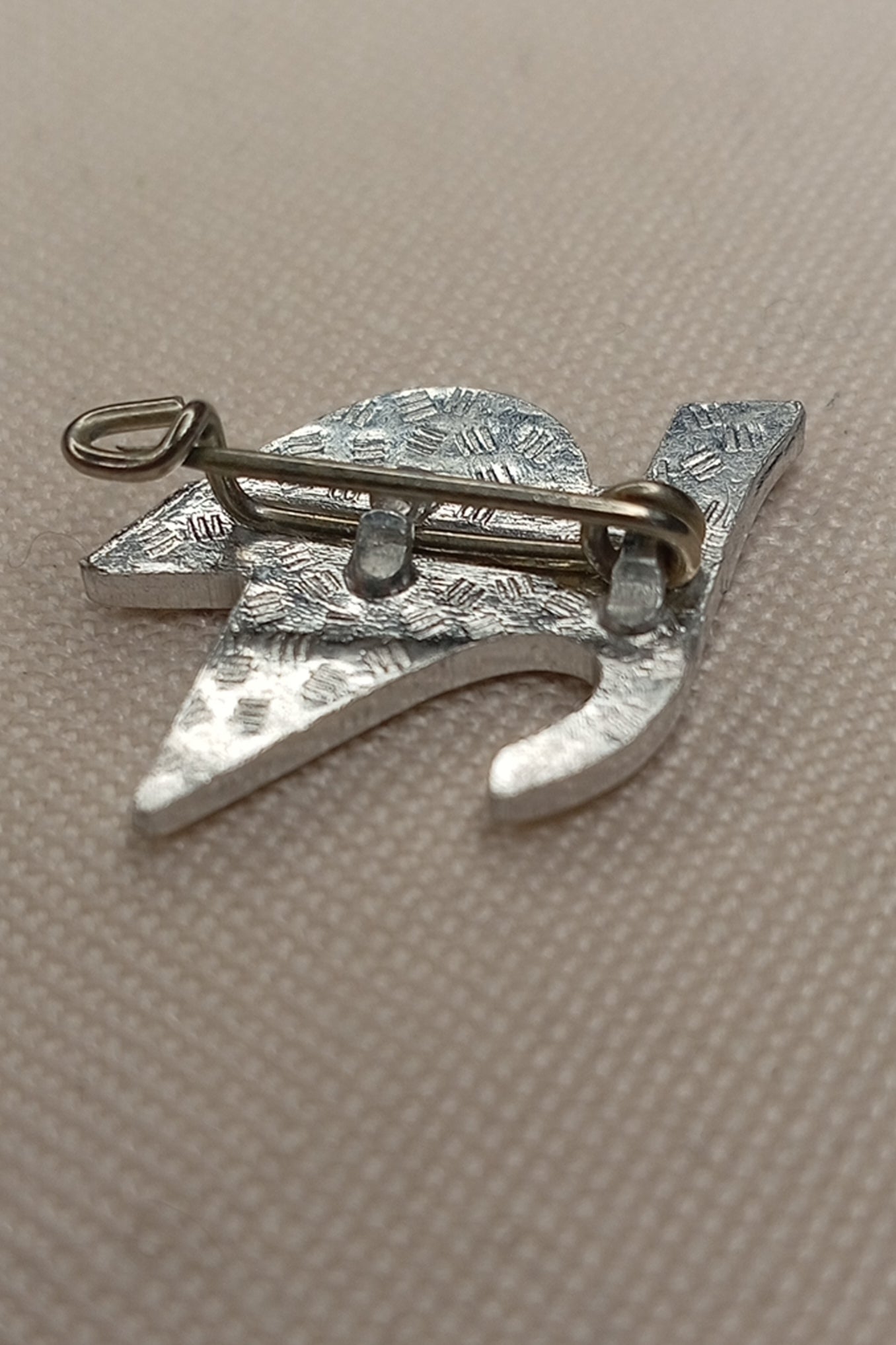 DDR Jubiläums-Abzeichen: "25 Jahre DDR" (1974) – Anstecknadel