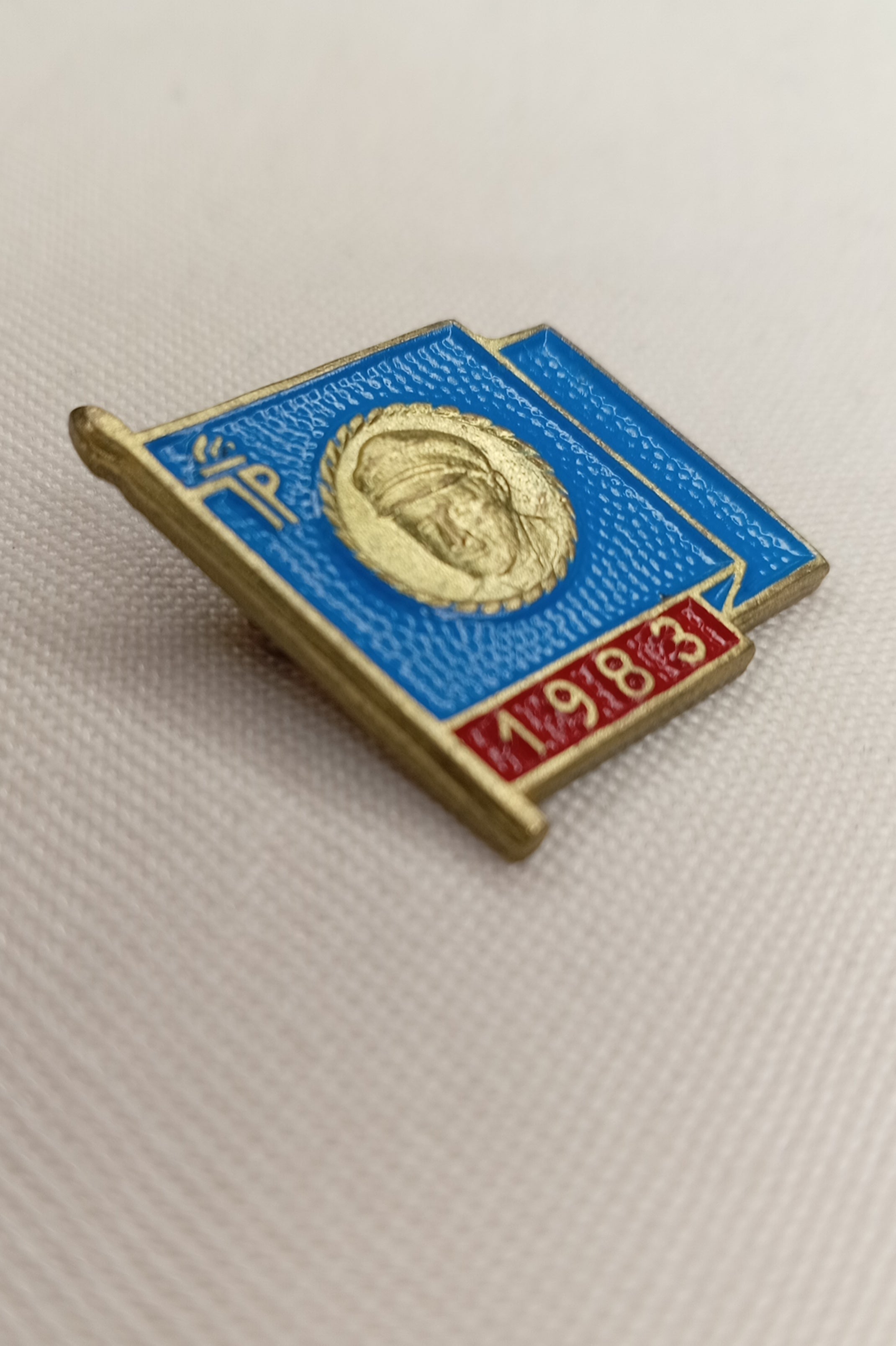 DDR Thälmann-Abzeichen 1983: "Ernst Thälmann" (Blaue Fahne)