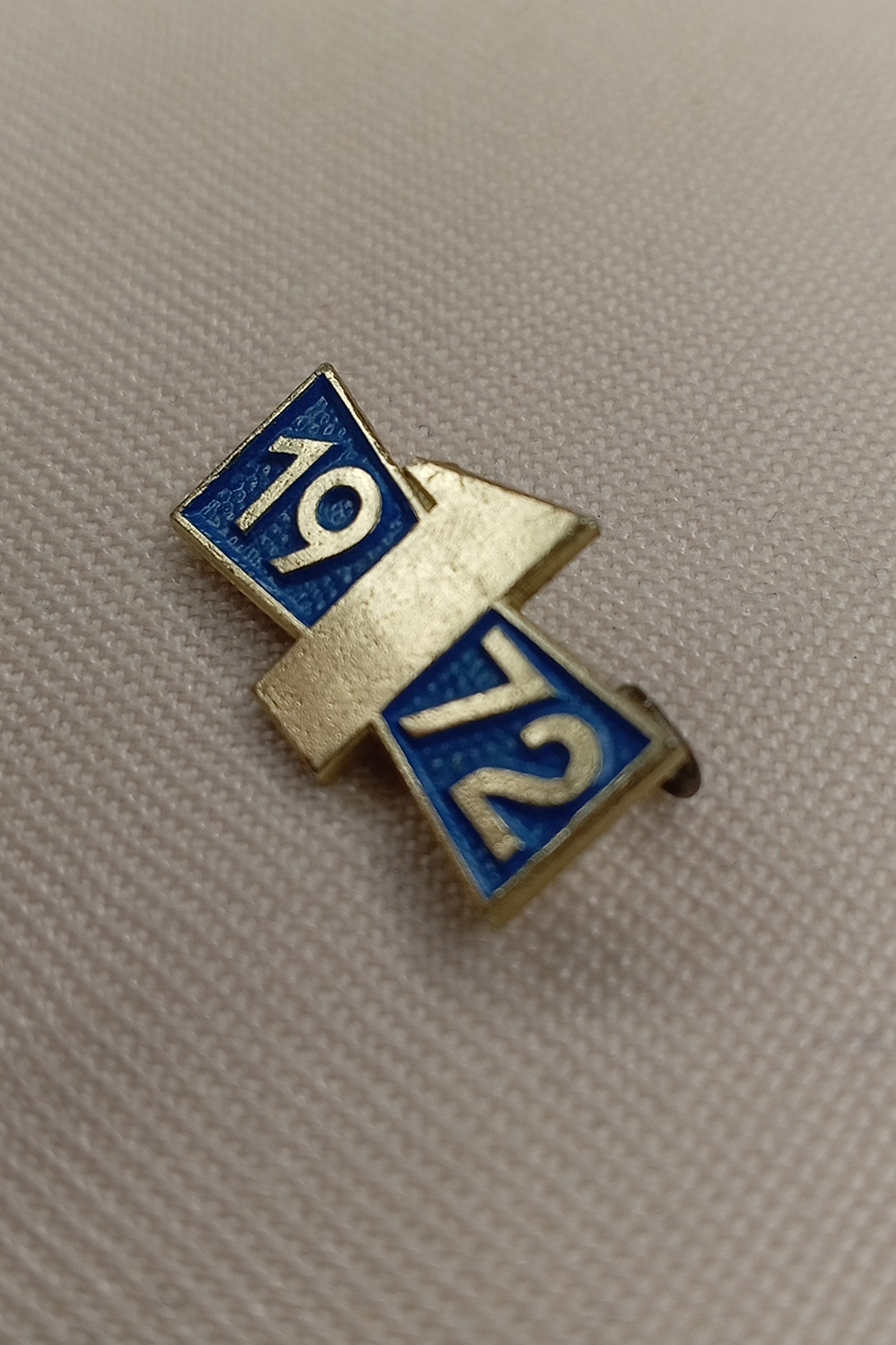 Originales Abzeichen der DDR-Verkehrserziehung aus dem Jahr 1972. Die bekannte "Eins" in der silberfarbenen Ausführung auf blauem Grund.