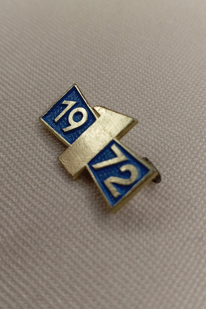 Originales Abzeichen der DDR-Verkehrserziehung aus dem Jahr 1972. Die bekannte "Eins" in der silberfarbenen Ausführung auf blauem Grund.