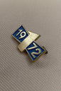 Originales Abzeichen der DDR-Verkehrserziehung aus dem Jahr 1972. Die bekannte "Eins" in der silberfarbenen Ausführung auf blauem Grund.