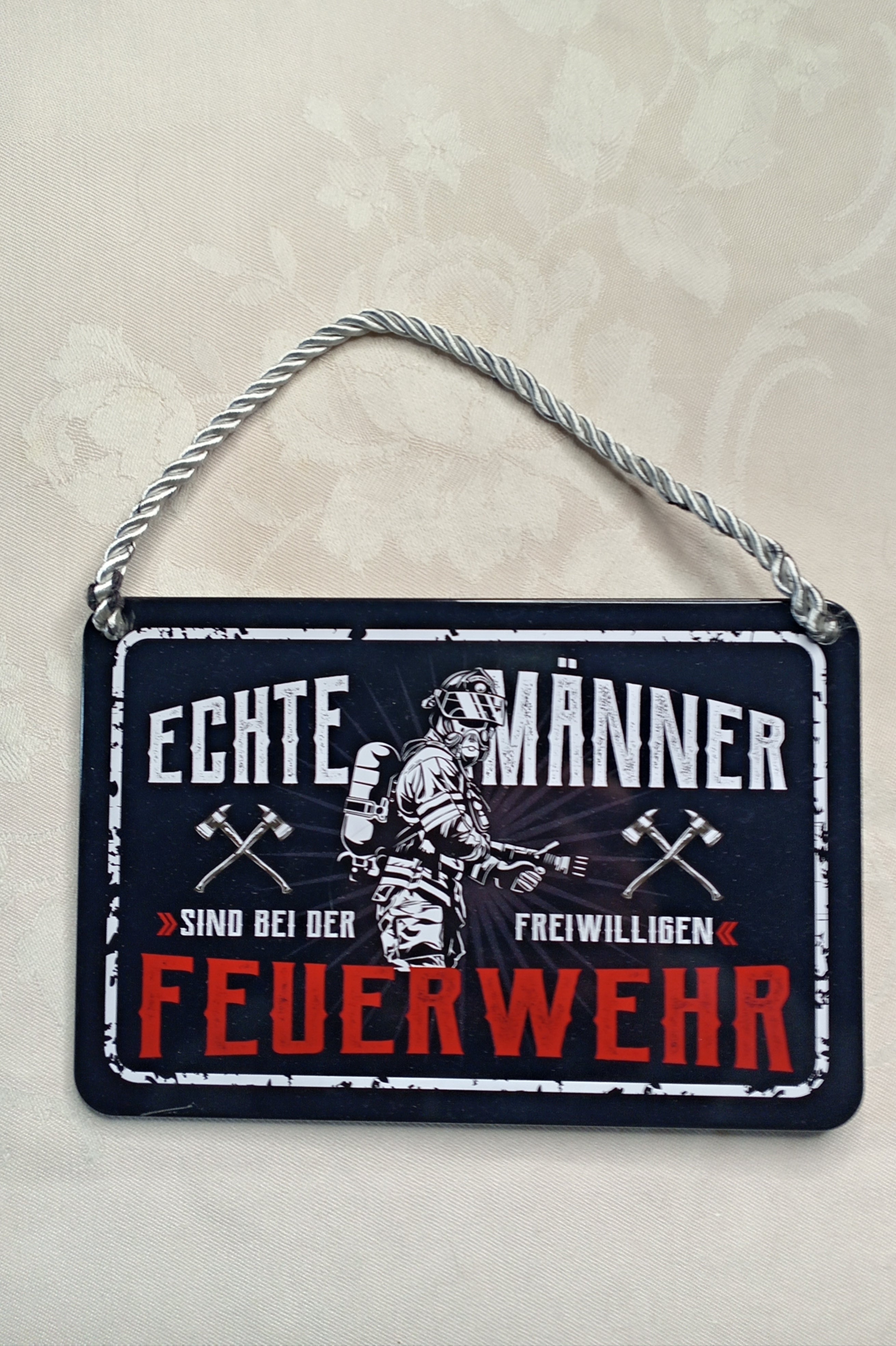 Metallschild "Echte Männer sind bei der Freiwilligen Feuerwehr" – Deko mit Kordel
