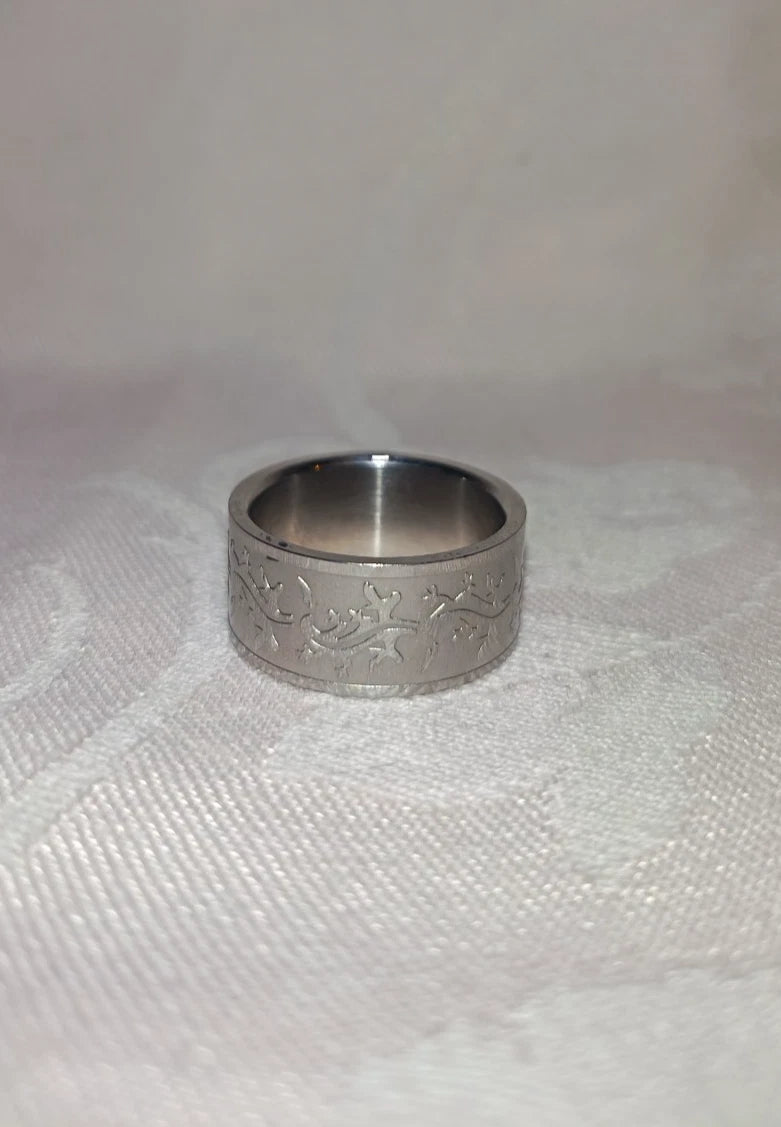 Edelstahl Bandring mit Gecko-Motiv | Silber-Optik | Ring mit Echsen-Prägung