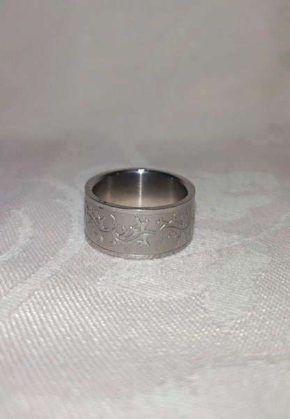 Edelstahl Bandring mit Gecko-Motiv | Silber-Optik | Ring mit Echsen-Prägung