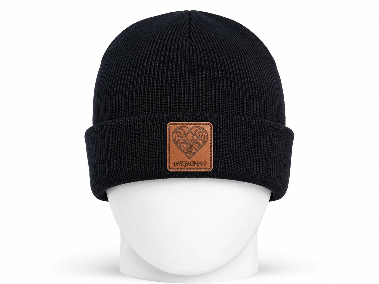 Beechfield Beanie Mütze | Bio-Baumwolle | Schwarz mit Patch „Dartagnan“ NEU