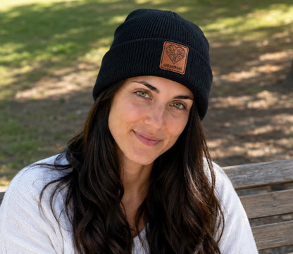 Beechfield Beanie Mütze | Bio-Baumwolle | Schwarz mit Patch „Dartagnan“ NEU
